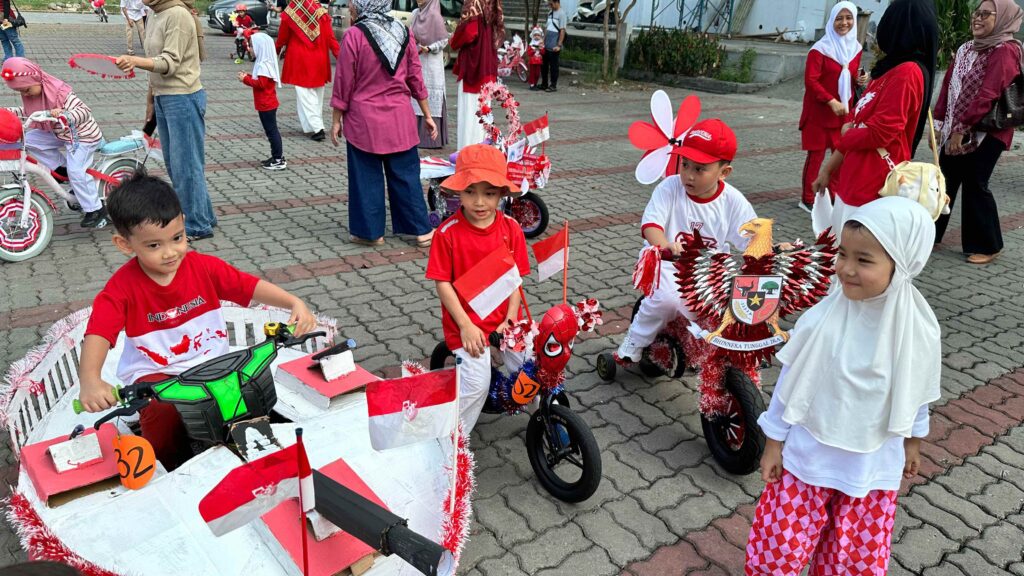 Antusiasme murid terlihat saat mengikuti pawai sepeda hias dalam semarak HUT RI ke-81.