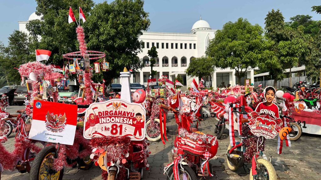 Murid menunjukkan kreativitas melalui sepeda hias bertema kemerdekaan Indonesia.