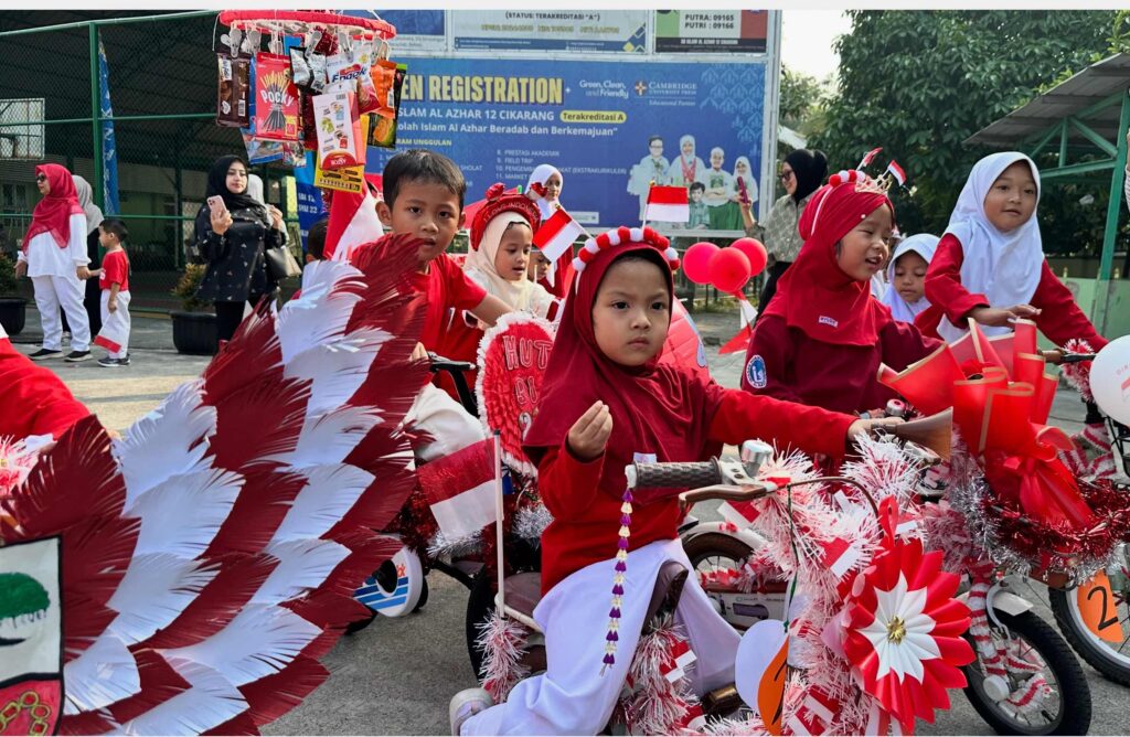 Murid menunjukkan kreativitas melalui sepeda hias bertema kemerdekaan Indonesia.