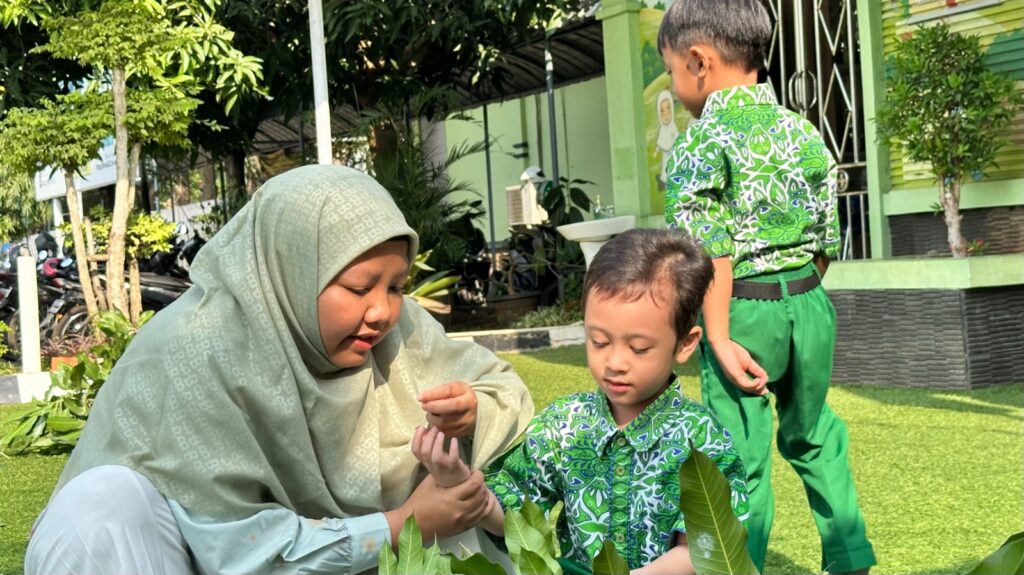 Pembiasaan disiplin sejak usia dini dapat dilakukan melalui kegiatan sederhana, komunikasi positif, dan lingkungan sekolah yang nyaman serta friendly.