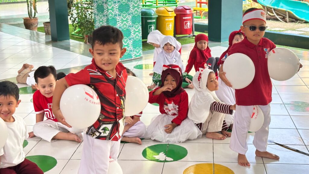Murid TK Islam Al Azhar 12 Cikarang mengikuti lomba balon dengan penuh semangat dalam rangka memeriahkan HUT RI ke-81.