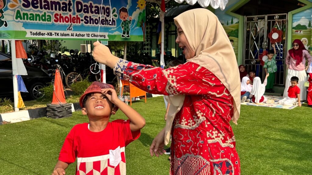 Guru TK Islam Al Azhar 12 Cikarang mendampingi murid selama perlombaan untuk memastikan kegiatan berlangsung aman, tertib, dan menyenangkan.