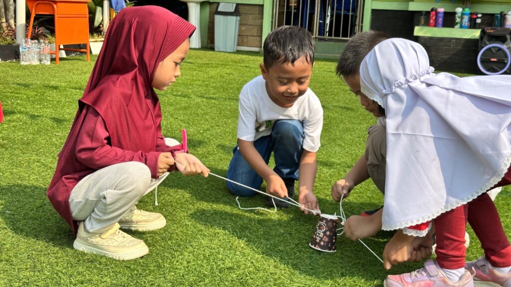 Keseruan murid mengikuti lomba ketangkasan dengan melewati rintangan sebagai bagian dari rangkaian perayaan HUT RI ke-81.