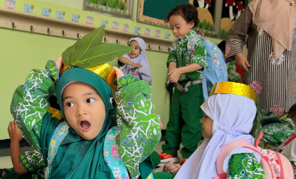 Keseruan murid TK Islam Al Azhar 12 Cikarang saat mengikuti aktivitas kreatif yang mendorong kemandirian, imajinasi, dan rasa percaya diri.