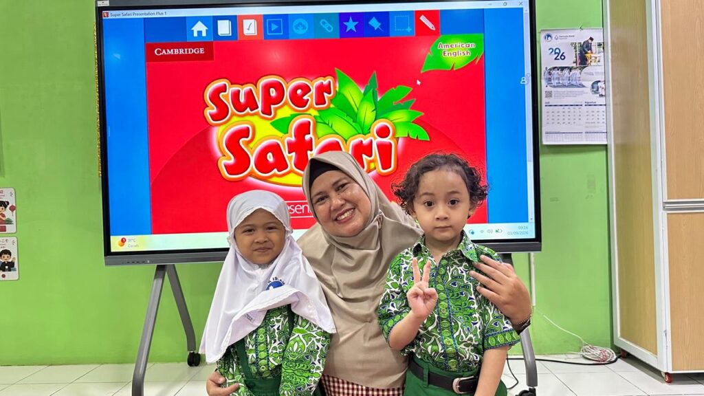 Guru TK Islam Al Azhar 12 Cikarang mendampingi murid dalam kegiatan pembelajaran bahasa Inggris menggunakan media digital yang menarik dan interaktif.