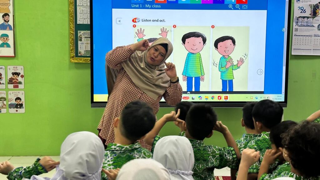Pembelajaran bahasa Inggris berlangsung aktif melalui gerakan dan media visual yang menarik bagi murid.