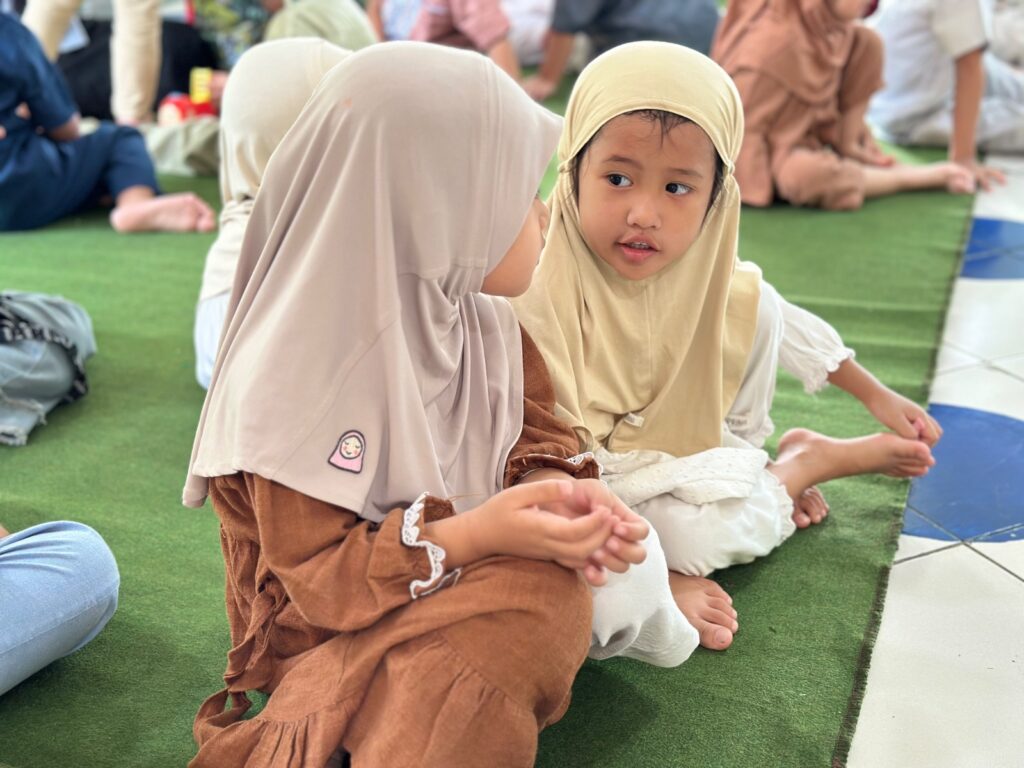 Anak-anak belajar berinteraksi dan berkomunikasi bersama teman dalam suasana yang menyenangkan dan nyaman.