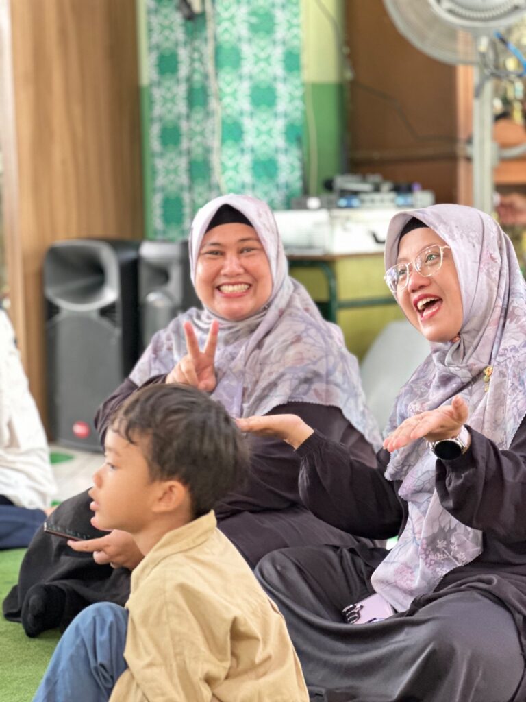 Keceriaan guru dan anak dalam kegiatan bersama yang menciptakan suasana belajar penuh keakraban.