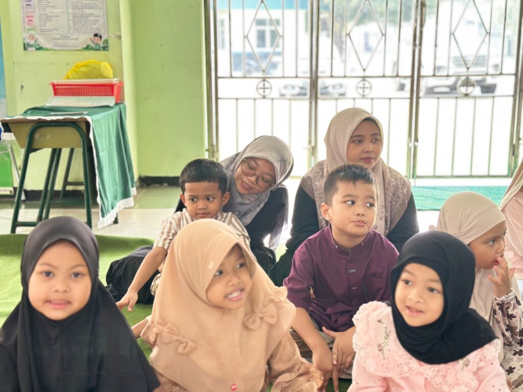 Pendampingan guru dalam kegiatan anak menjadi bagian penting untuk menciptakan pengalaman belajar yang menyenangkan dan bermakna.