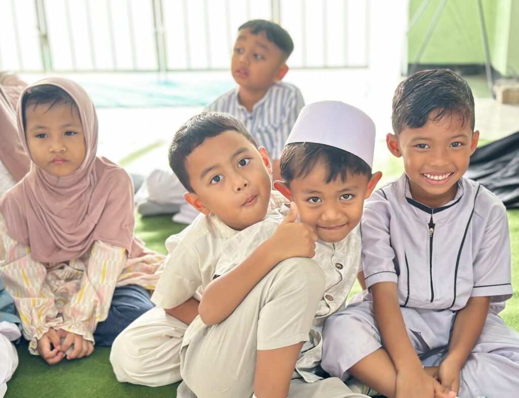 Keceriaan murid TK Islam Al Azhar 12 Cikarang saat mengikuti kegiatan bersama. Melalui aktivitas yang menyenangkan, murid diajak menumbuhkan rasa syukur dan membangun akhlak mulia sejak dini.