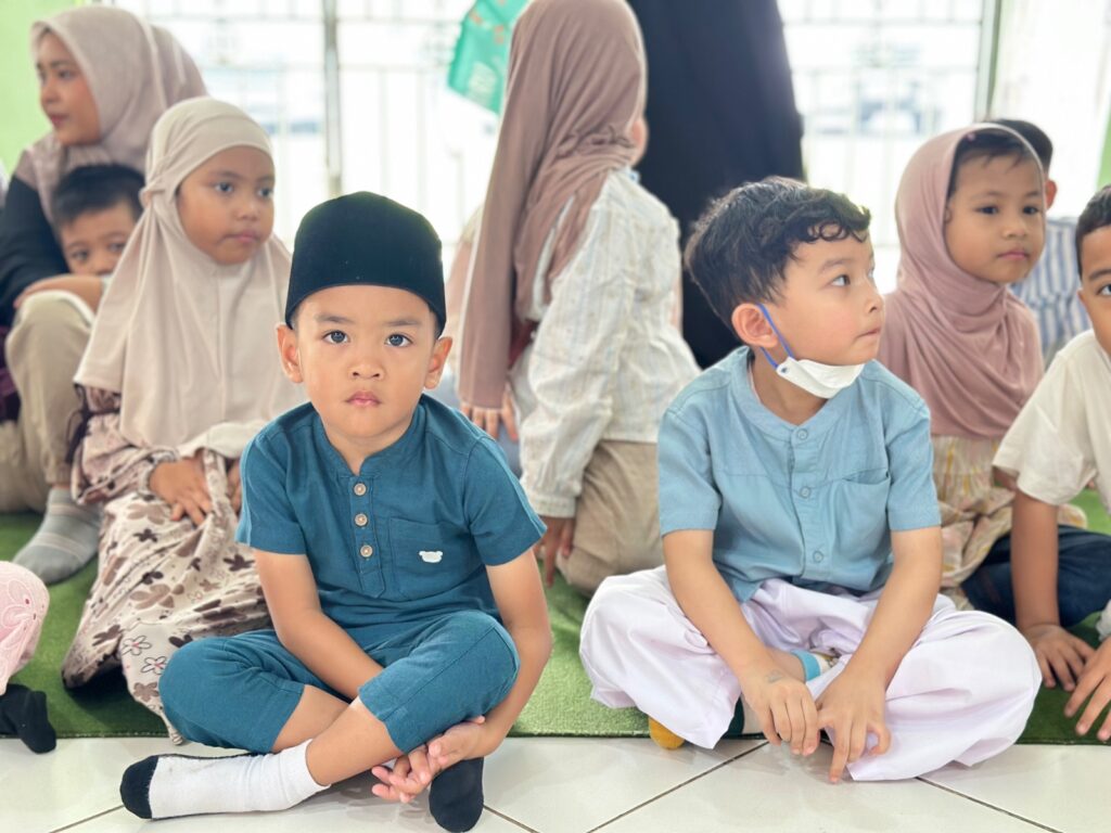 Murid TK Islam Al Azhar 12 Cikarang mengikuti kegiatan bersama dengan suasana ceria dan kondusif, sekaligus belajar membangun sikap disiplin, percaya diri, dan menghargai orang lain.