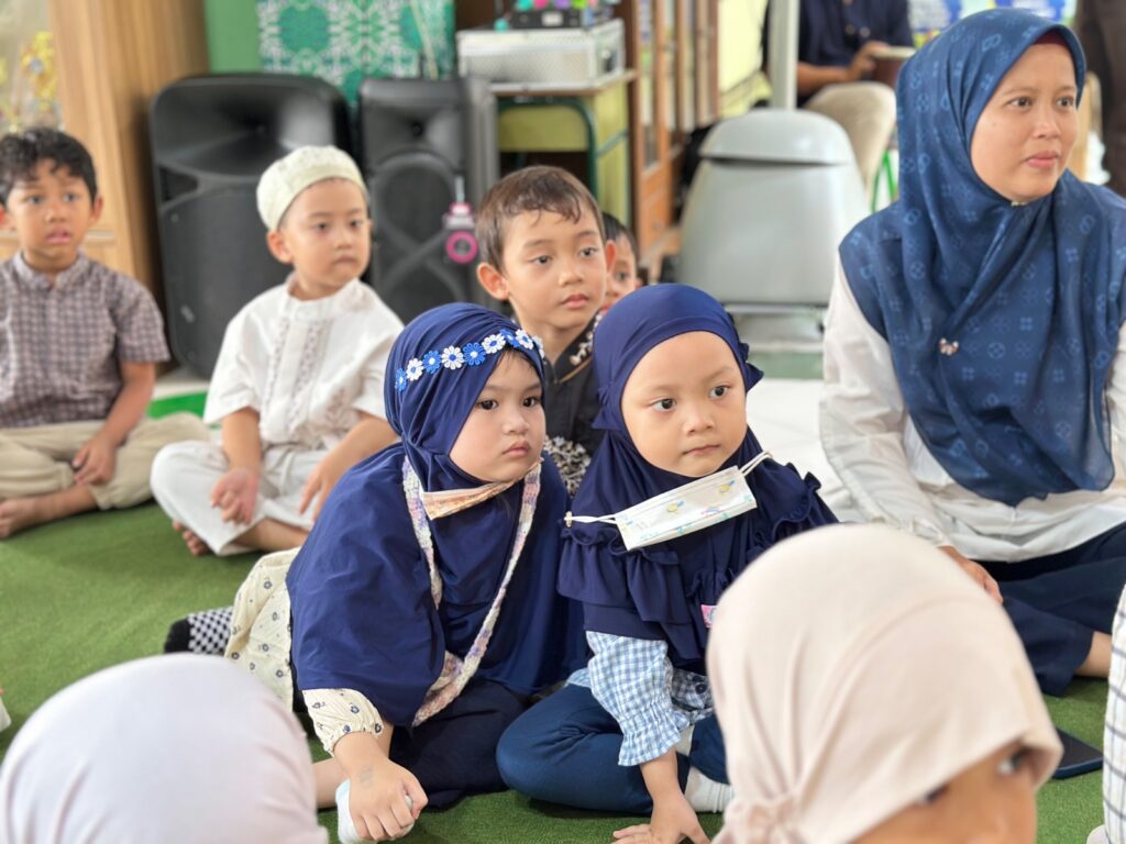 Murid TK Islam Al Azhar 12 Cikarang mengikuti kegiatan pembelajaran dengan penuh perhatian sebagai bagian dari proses pembentukan karakter dan nilai-nilai positif sejak usia dini.