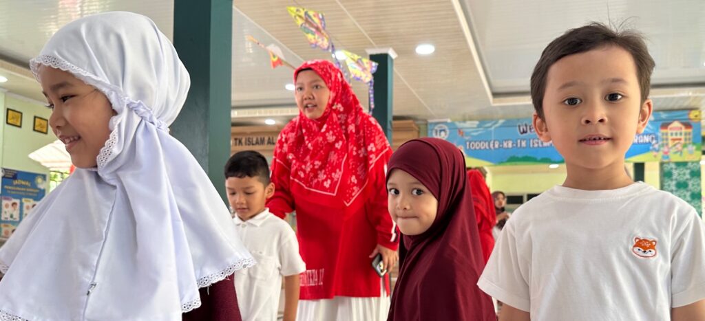 Guru mendampingi murid dalam kegiatan sekolah dengan penuh perhatian. Pendampingan yang hangat dan interaktif membantu anak merasa nyaman, percaya diri, serta siap mengikuti aktivitas bersama teman-temannya.