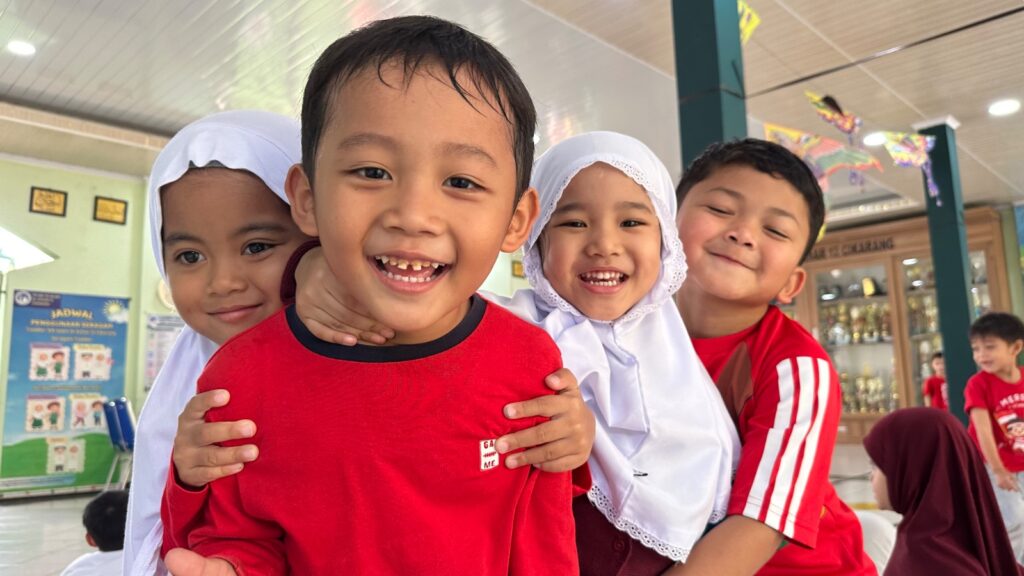 Keceriaan murid TK Islam Al Azhar 12 Cikarang menjadi bagian dari suasana positif sebelum memulai berbagai aktivitas di sekolah. Kebersamaan dan interaksi dengan teman membantu menciptakan pengalaman belajar yang menyenangkan.
